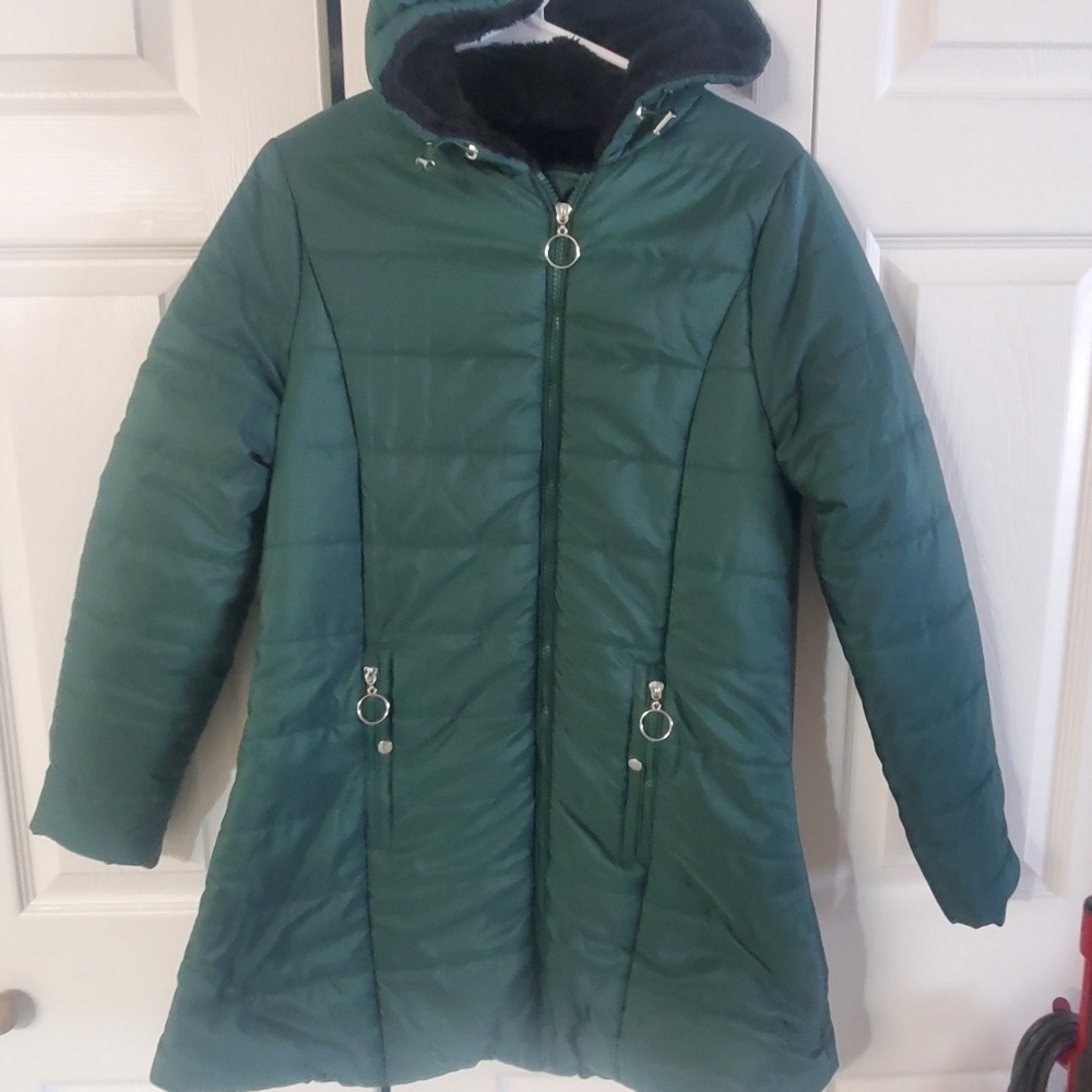 Green Long Coat Puffer Fleece Lined. Med. Great Condution. Long Sleeves. Unbrand